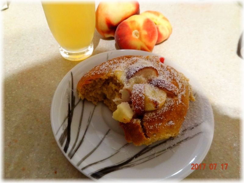 Drożdżówki z brzoskwiniami i mascarpone Drożdżówki z brzoskwiniami i mascarpone