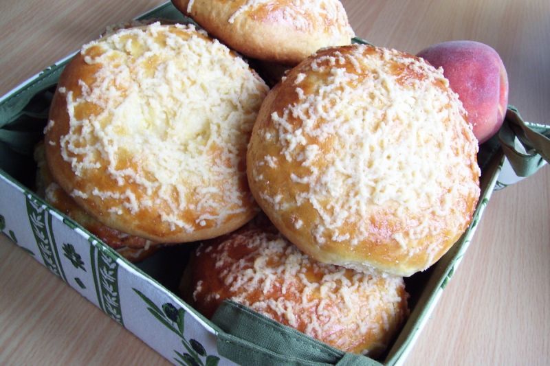 Drożdżówki z brzoskwiniami i serem Drożdżówki z brzoskwiniami i serem