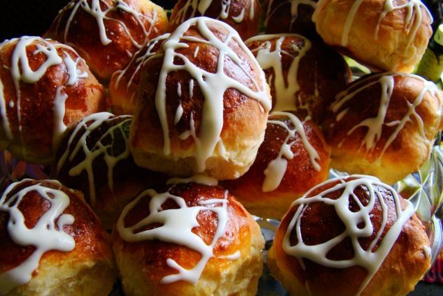 Drożdżówki z budyniem bananowym  Drożdżówki z budyniem bananowym