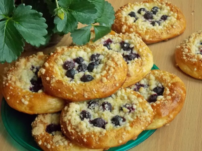 Drożdżówki z budyniem i borówką