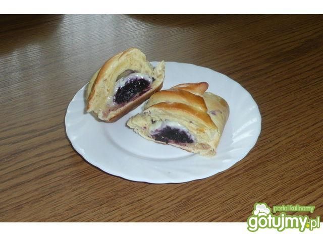 Drożdżówki z budyniem i jagodami Drożdżówki z budyniem i jagodami