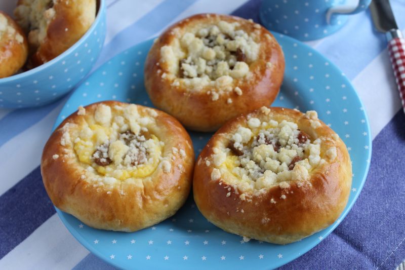 Drożdżówki z budyniem i karmelizowanym rabarbarem