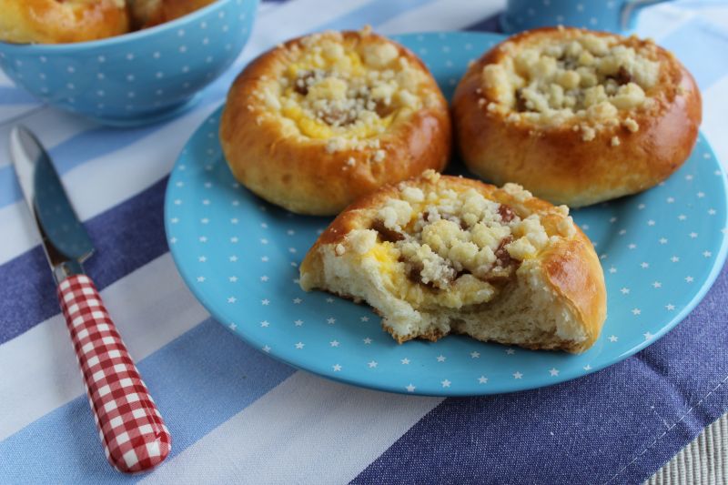 Drożdżówki z budyniem i karmelizowanym rabarbarem