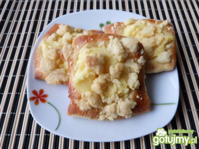 Drożdżówki z budyniem i kruszonką