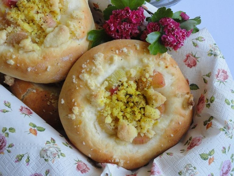 Drożdżówki z budyniem i rabarbarem Drożdżówki z budyniem i rabarbarem