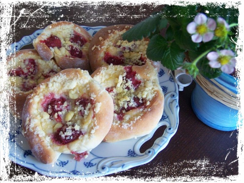 Drożdżówki z budyniem i truskawkami 