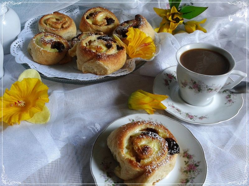 Drożdżówki z budyniem i z michałkami Drożdżówki z budyniem i z michałkami