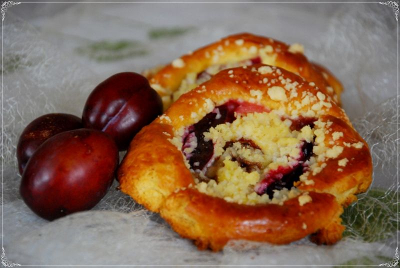 Drożdżówki z budyniem, śliwką i kruszonką Drożdżówki z budyniem, śliwką i kruszonką