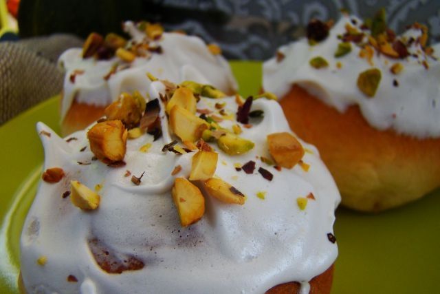 Drożdżówki z cytrynowym lukrem i pistacjami 