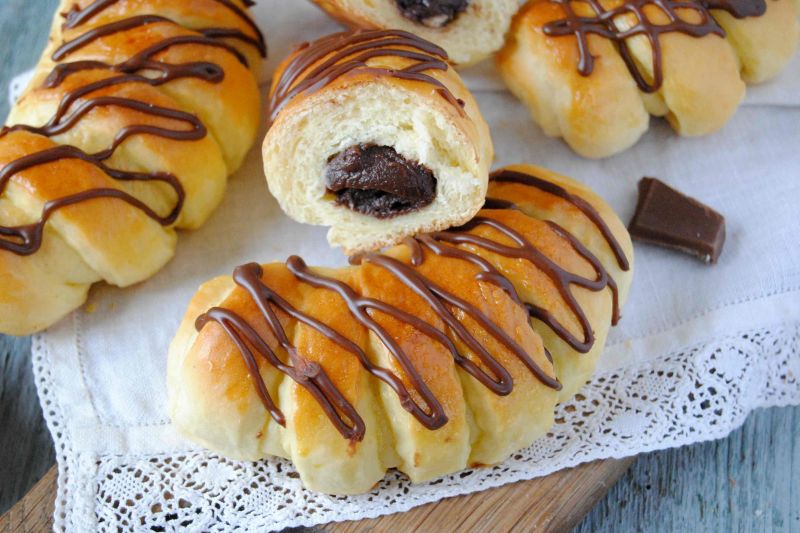 Drożdżówki z czekoladowym budyniem  Drożdżówki z czekoladowym budyniem