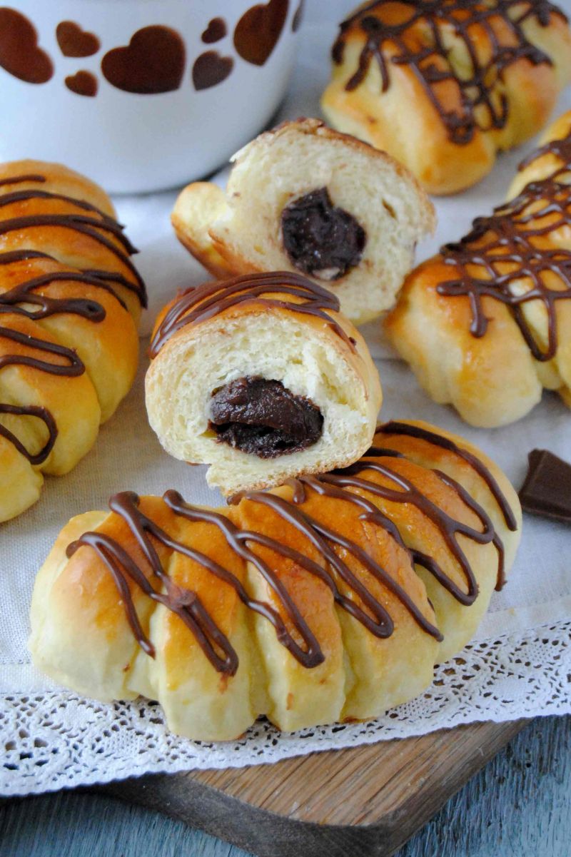 Drożdżówki z czekoladowym budyniem  Drożdżówki z czekoladowym budyniem