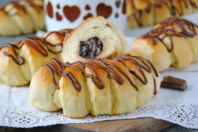 Drożdżówki z czekoladowym budyniem  Drożdżówki z czekoladowym budyniem