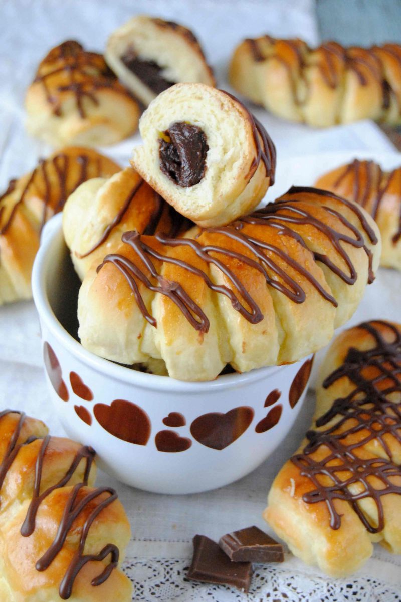 Drożdżówki z czekoladowym budyniem  Drożdżówki z czekoladowym budyniem