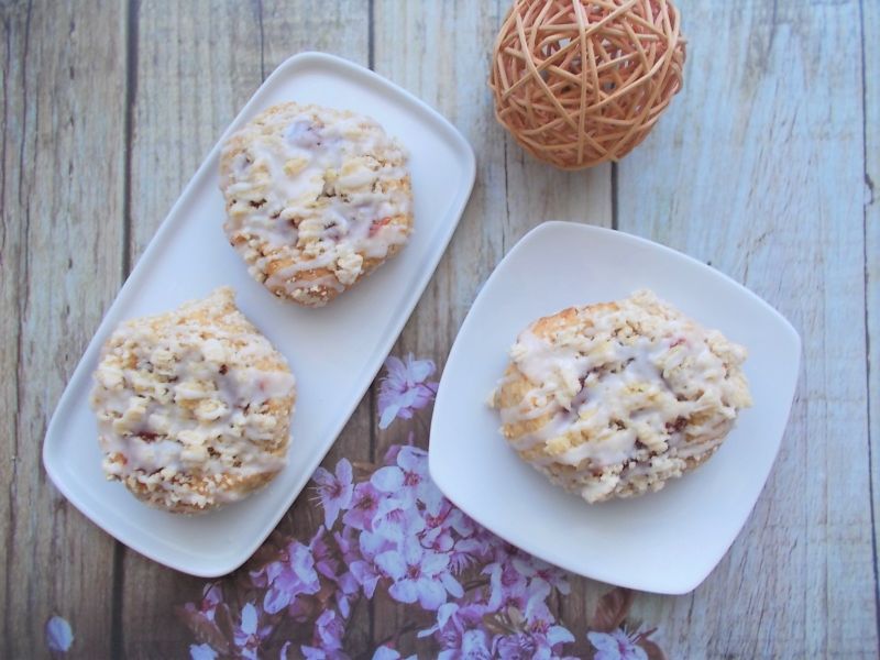 Drożdżówki z dżemem, kruszonką i lukrem