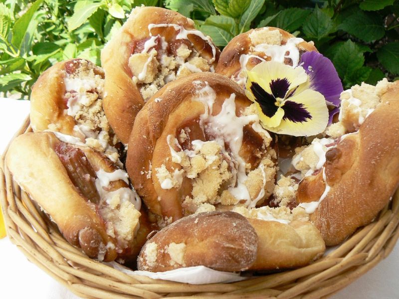 Drożdżówki z frużeliną z rabarbaru