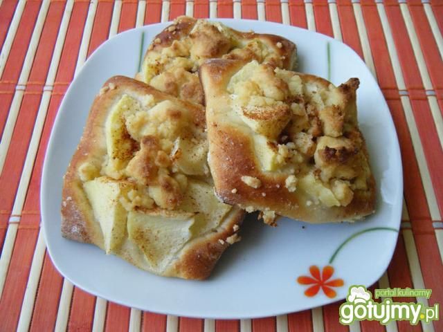 Drożdżówki z jabłkami i cynamonem Drożdżówki z jabłkami i cynamonem