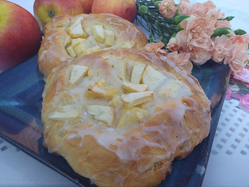 Drożdżówki z jabłkami i cytrynowym lukrem Drożdżówki z jabłkami i cytrynowym lukrem