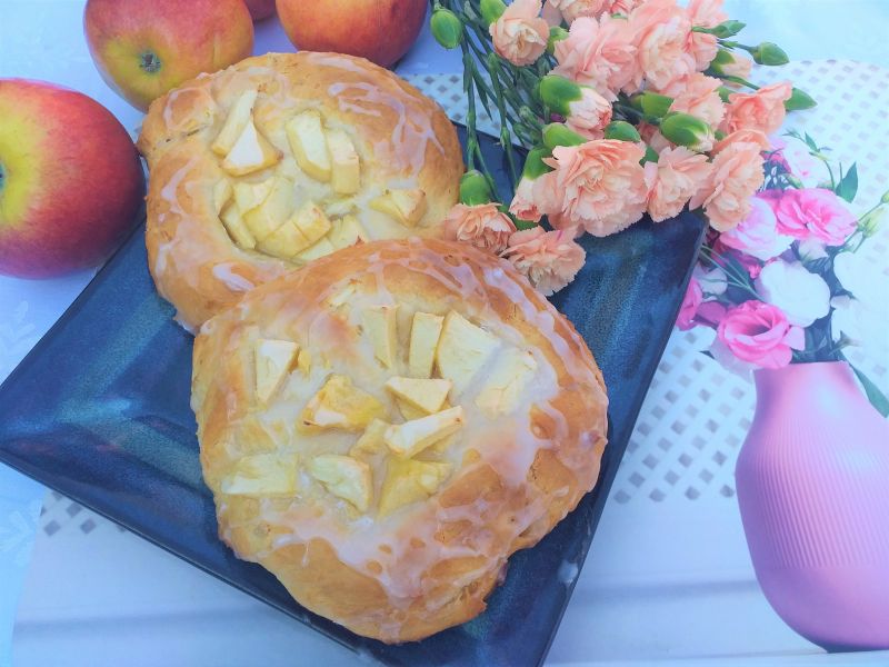 Drożdżówki z jabłkami i cytrynowym lukrem Drożdżówki z jabłkami i cytrynowym lukrem