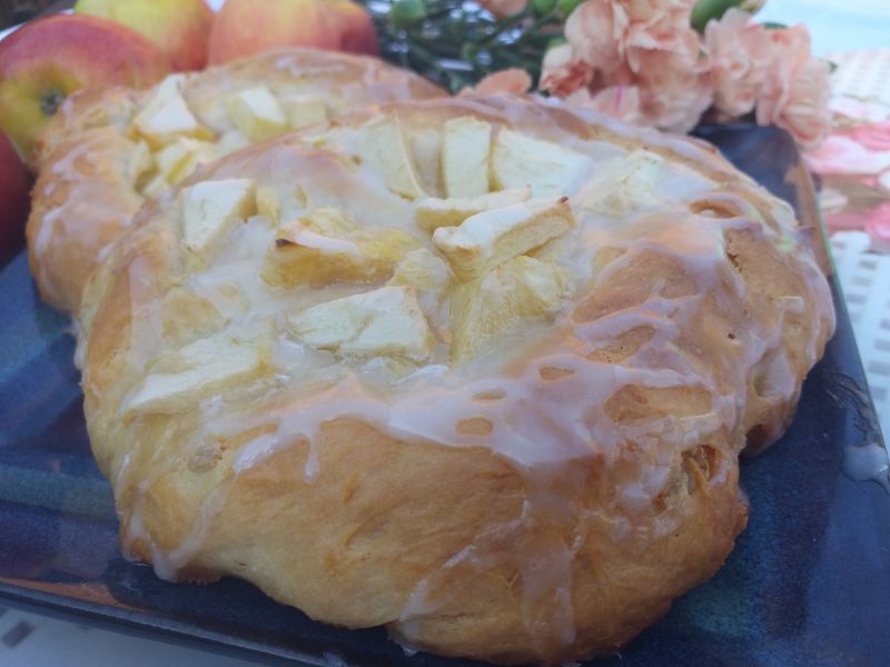 Drożdżówki z jabłkami i cytrynowym lukrem Drożdżówki z jabłkami i cytrynowym lukrem