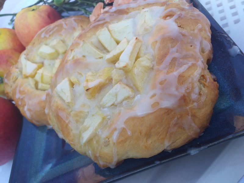 Drożdżówki z jabłkami i cytrynowym lukrem Drożdżówki z jabłkami i cytrynowym lukrem