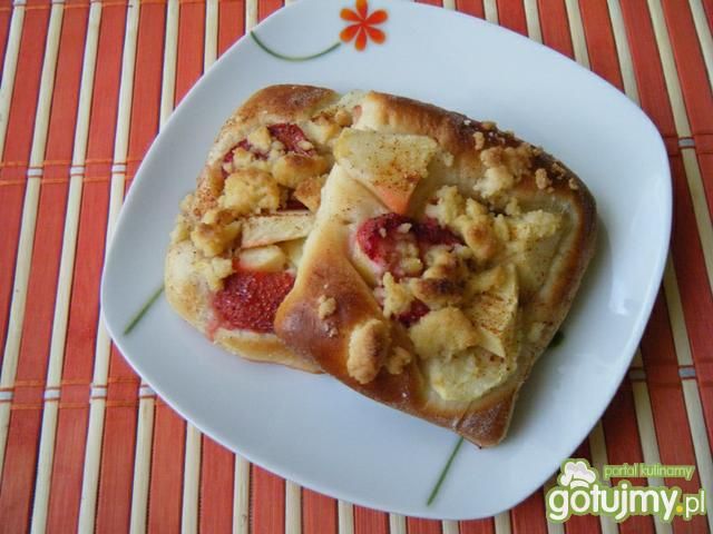 Drożdżówki z jabłkami i truskawkami