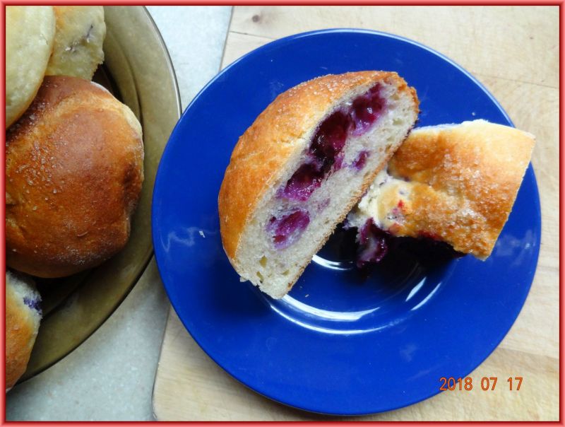 Drożdżówki z jabłkiem i jagodami Drożdżówki z jabłkiem i jagodami