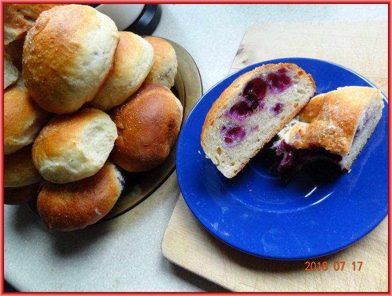 Drożdżówki z jabłkiem i jagodami Drożdżówki z jabłkiem i jagodami