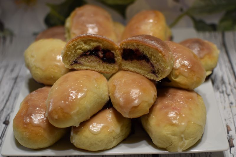 Drożdżówki z jagodami i porzeczką