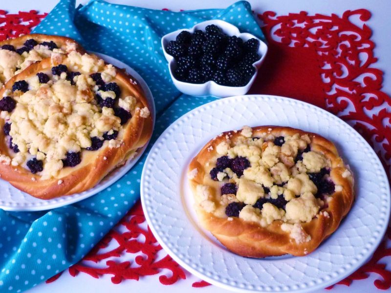 Drożdżówki z jeżynami i pomarańczową kruszonką