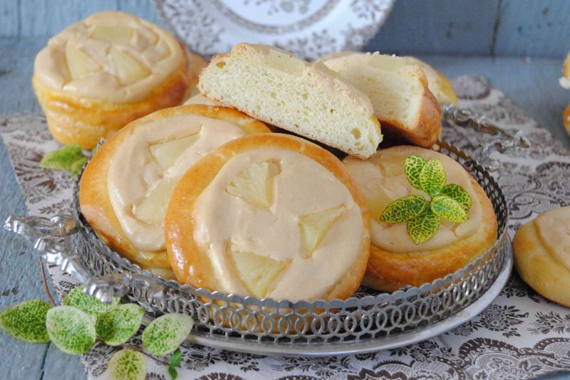 Drożdżówki z kajmakowym serem i ananasem