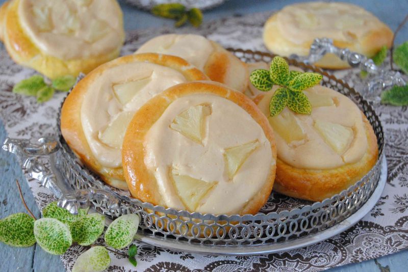 Drożdżówki z kajmakowym serem i ananasem