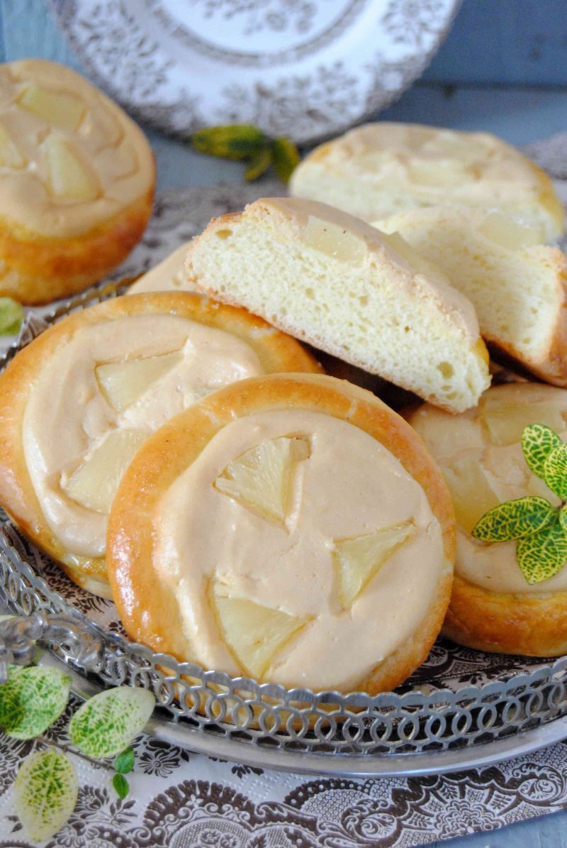 Drożdżówki z kajmakowym serem i ananasem