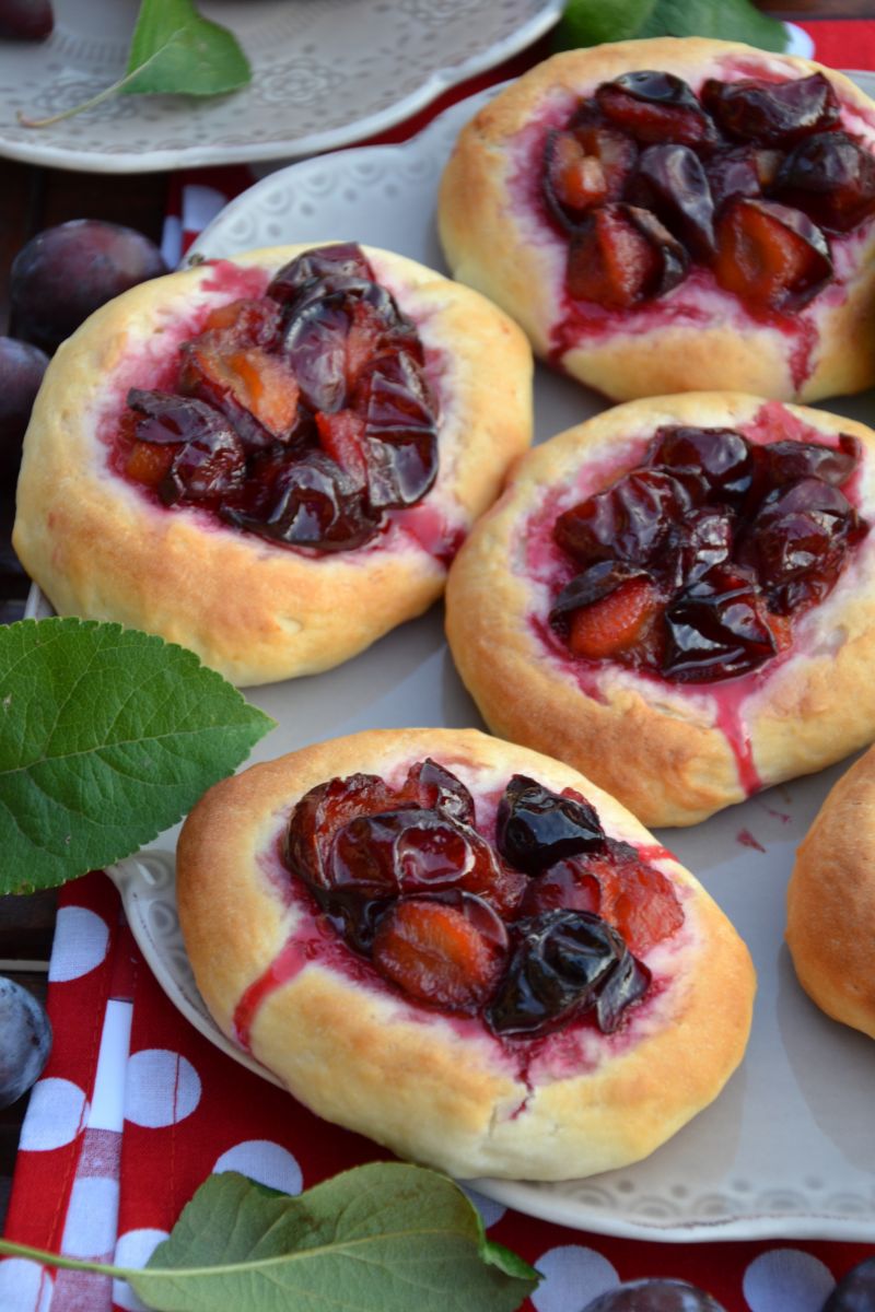 Drożdżówki z karmelizowanymi śliwkami Drożdżówki z karmelizowanymi śliwkami