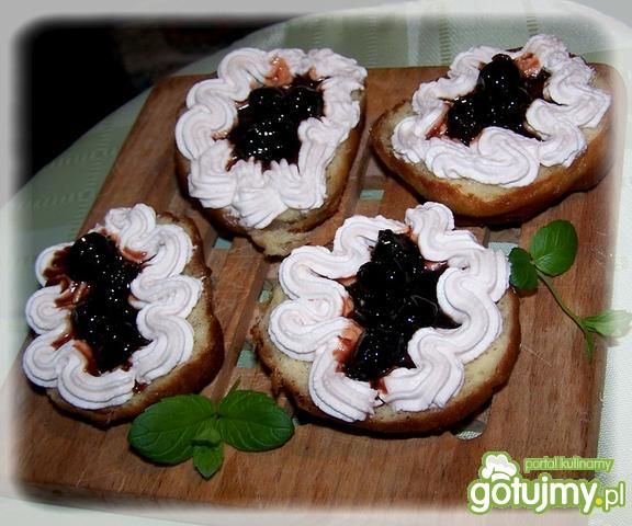 Drożdżówki z kremem i konfiturą