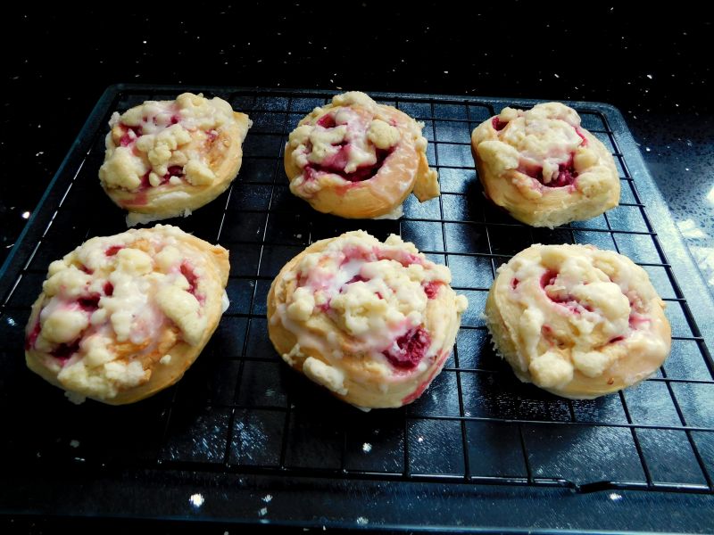 Drożdżówki z malinami, białą czekoladą i migdałami Drożdżówki z malinami, białą czekoladą i migdałami