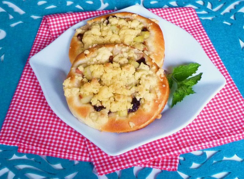 Drożdżówki z marmoladą różaną i rabarbarem Drożdżówki z marmoladą różaną i rabarbarem