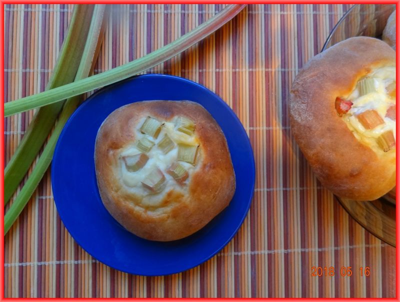 Drożdżówki z mascarpone i rabarbarem