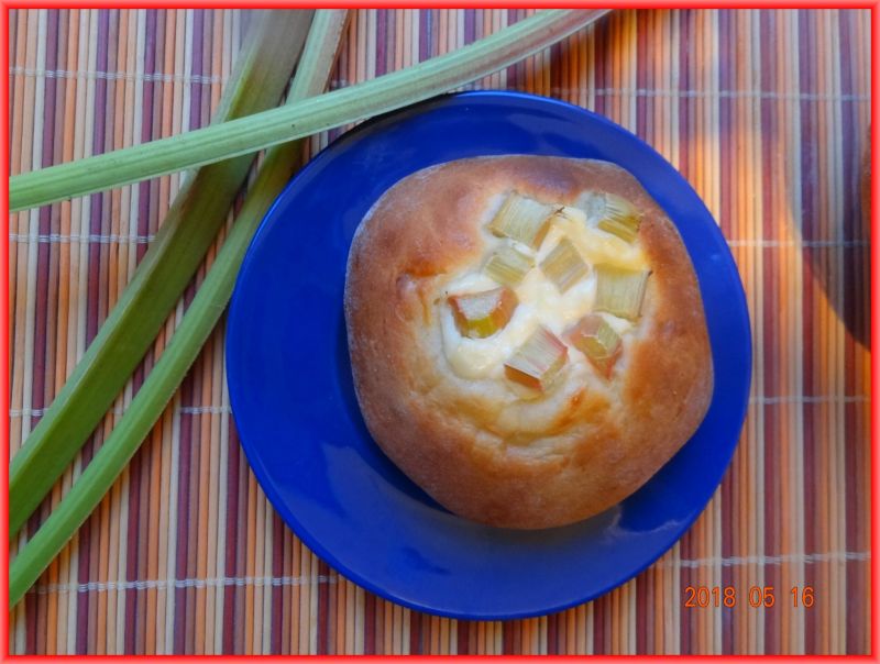 Drożdżówki z mascarpone i rabarbarem