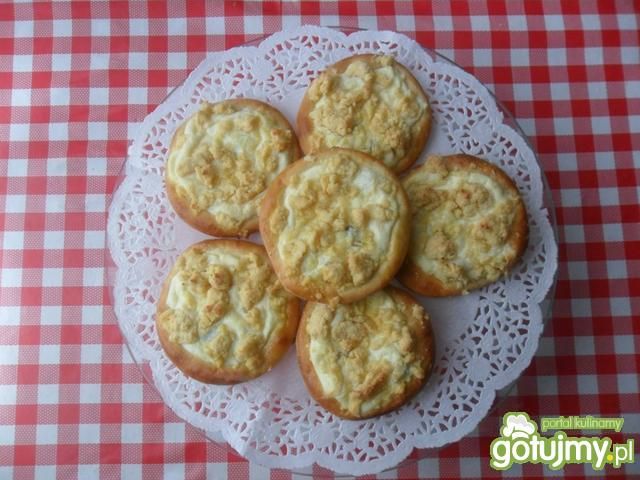 Drożdżówki z migdałowym serem 