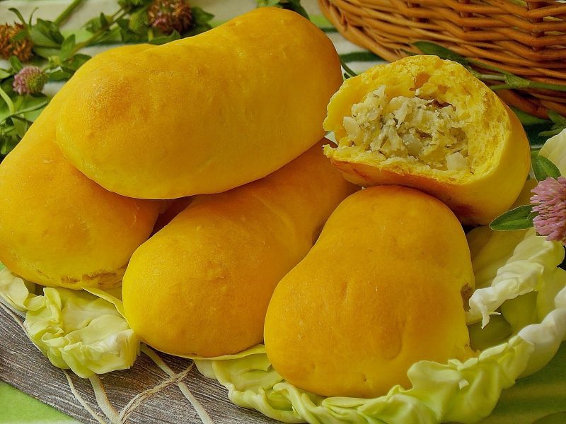 Drożdżówki z młodą kapustą