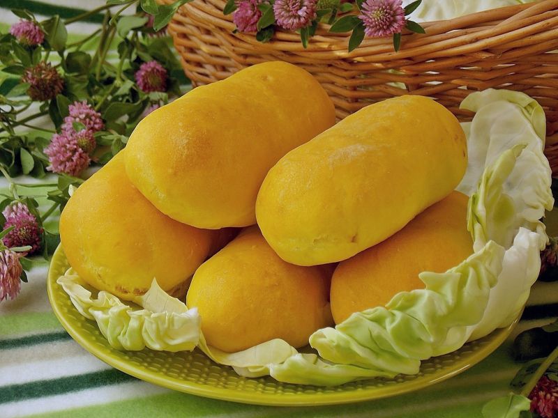 Drożdżówki z młodą kapustą