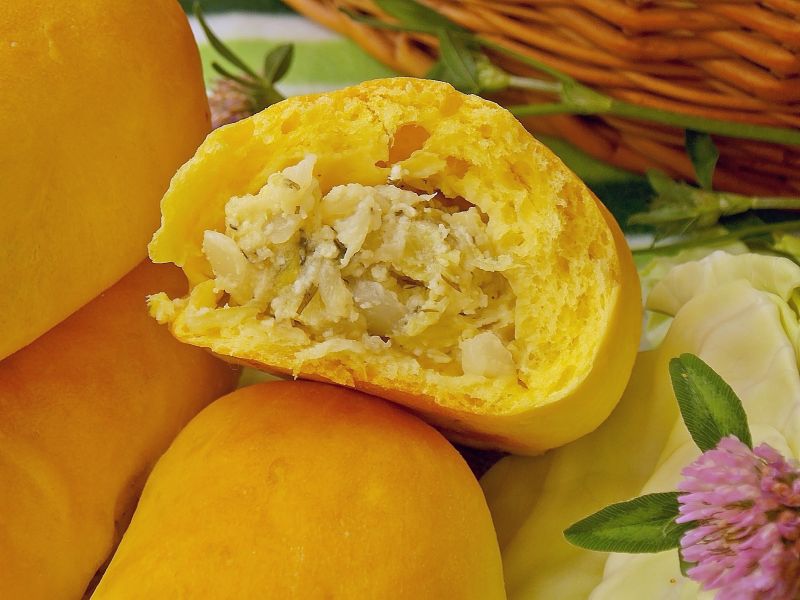 Drożdżówki z młodą kapustą