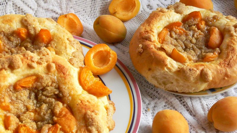 Drożdżówki z morelami Drożdżówki z morelami