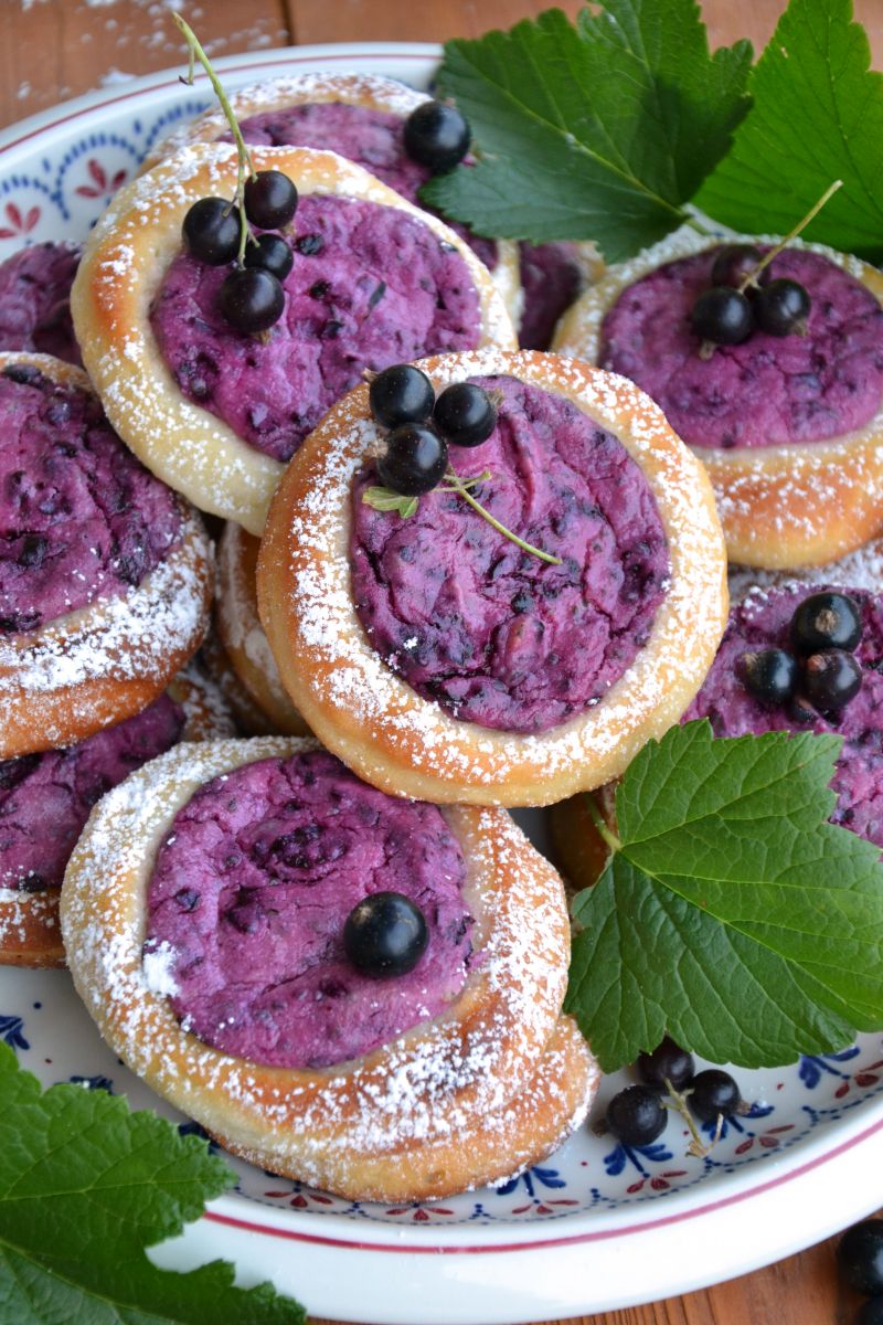 Drożdżówki z nadzieniem z czarnej porzeczki
