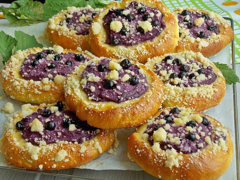 Drożdżówki z porzeczkowym budyniem i kruszonką