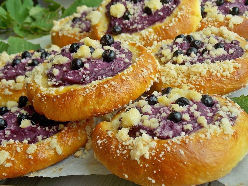 Drożdżówki z porzeczkowym budyniem i kruszonką