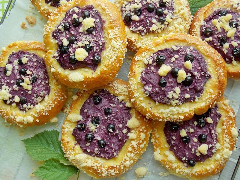 Drożdżówki z porzeczkowym budyniem i kruszonką