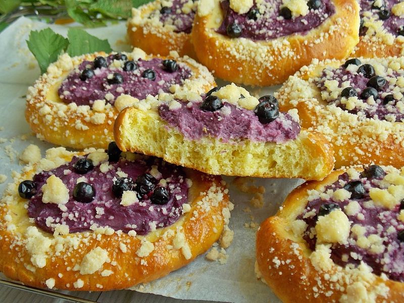 Drożdżówki z porzeczkowym budyniem i kruszonką