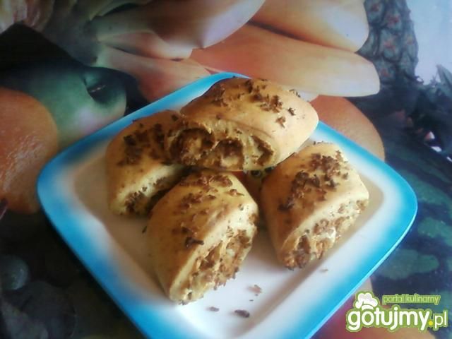 Drożdżówki z  prażoną cebulą. Drożdżówki z  prażoną cebulą.
