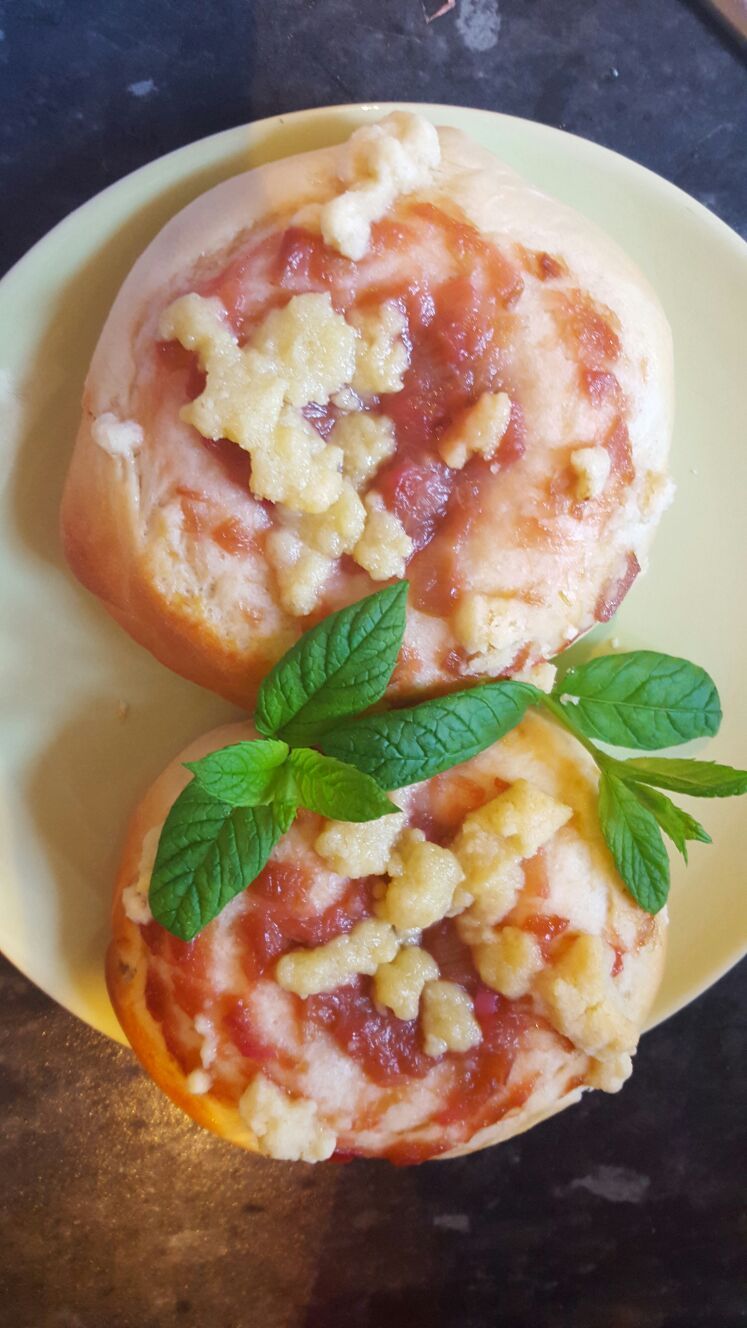 Drożdżówki z rabarbarem